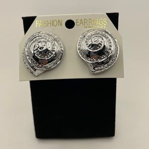 Silver Shell Pierced Earrings.